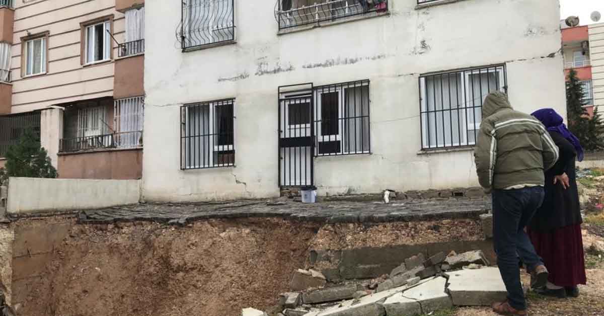 Şanlıurfa'da sağanak yağış sonrası istinat duvarı çöktü!