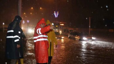 Urfa'yı Su götürdükten Sonra Zeynel Başkan Yağmurluğunu giydi