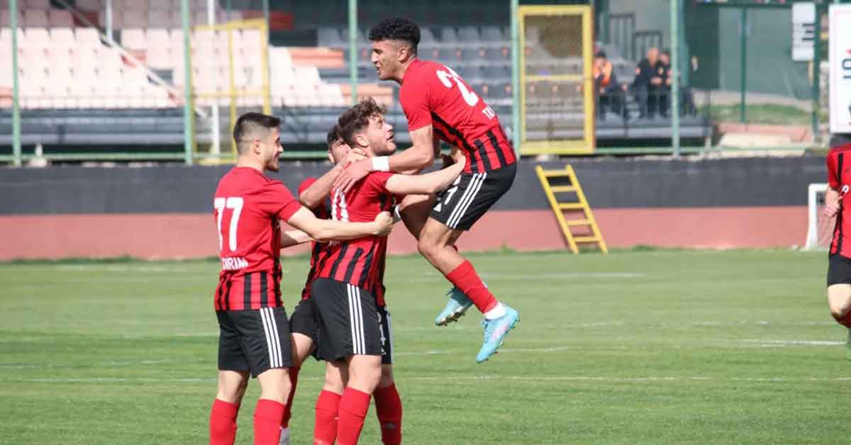 Karbel Karaköprü Belediyespor 3 puanı 4 golle aldı