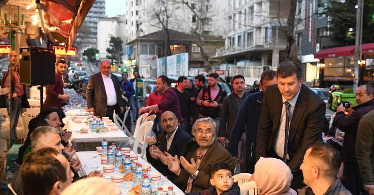Urfalı Kadıköy Belediye Başkanı Odabaşı, Esnaf İle İftar Yaptı