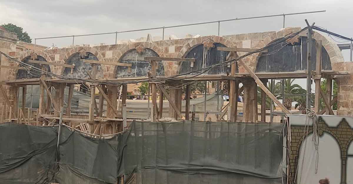 Balıklıgöl'de çöken doğu revaklarının ayakları dikildi 1 Balıklıgöl'de çöken doğu revaklarının ayakları dikildi