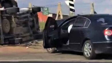 Şanlıurfa’daki kazada kamyonet yan yattı