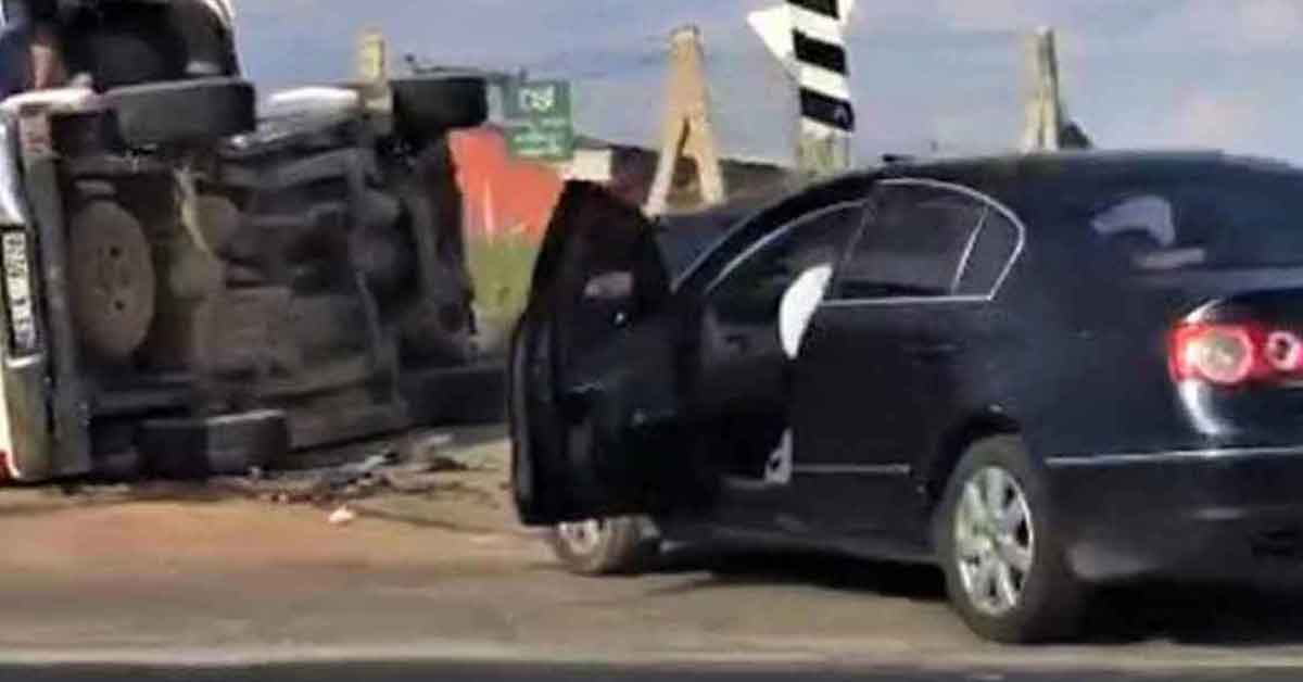 Şanlıurfa’daki kazada kamyonet yan yattı
