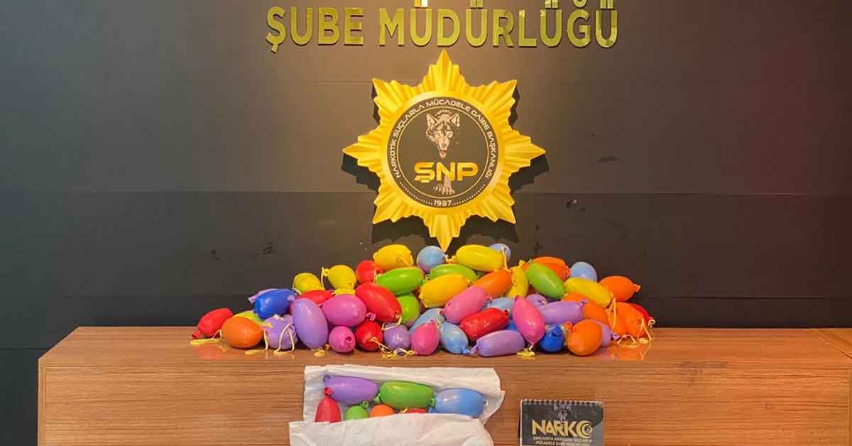 Urfa’da otobüste renkli balonlara sarılı halde uyuşturucu çıktı! 1 Urfa’da otobüste renkli balonlara sarılı halde uyuşturucu çıktı!