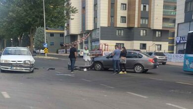 Şanlıurfa'da 2 Otomobil Kafa Kafaya Çarpıştı