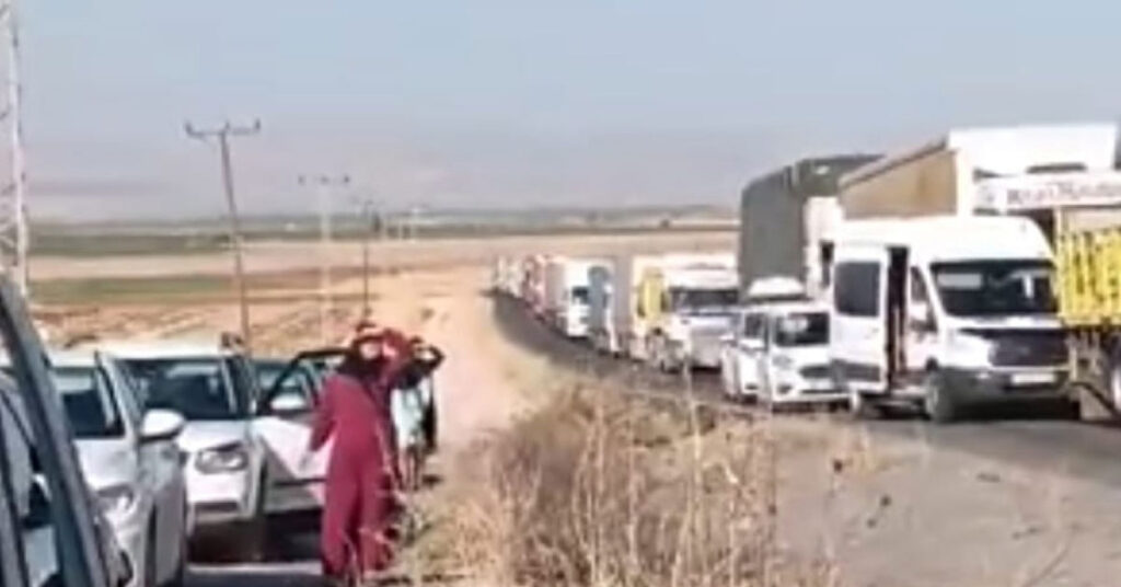 Çiftçiler Urfa-Mardin Yolunu Trafiğe Kapattı