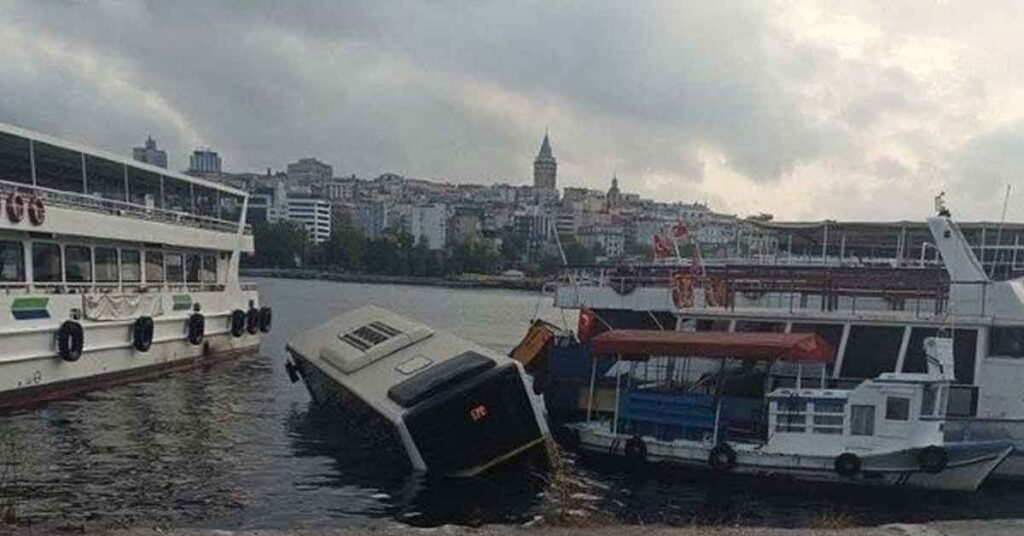 Son Dakika! İstanbul’da Belediye Otobüsü Denize Düştü