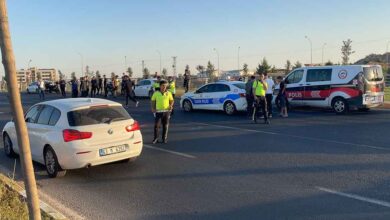 Urfa'da motosikletli yunus timi kamyona çarptı: 2 yaralı