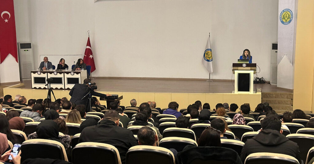 Harran Üniversitesi Bağımlılıkla Mücadele Komisyonu tarafından personel ve öğrencilere yönelik “bağımlı olma bağımsız ol” konulu bir panel gerçekleştirildi.
